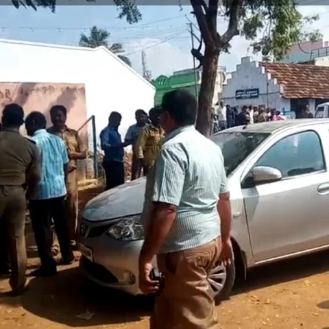 ஹவாலா பணத்துடன் வந்ததா மர்ம கார்? - மேலப்பாளையத்தில் பரபரப்பு!