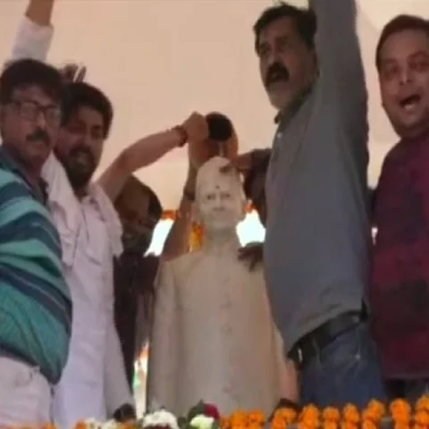 லால் பகதூர் சாஸ்திரி சிலைக்கு மாலை அணிவித்த பிரியங்கா - கங்கை நீரால் கழுவிய பா.ஜ.க!