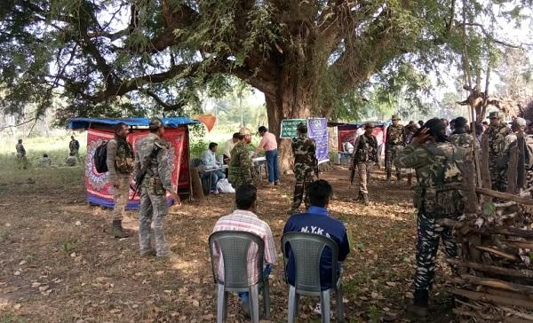 மாவோயிஸ்ட்டுகளுக்கு பயந்து கையில் கம்புகளுடன் பள்ளி செல்லும் சிறுவர்கள்!