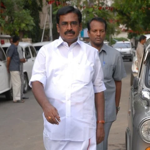 `இப்படிப் பதிவுகள் போட்டு மக்களை குழப்பிக்கிட்டு இருக்காங்க!' - சீறும் தஞ்சை தி.மு.கவினர்