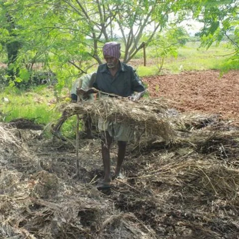 வயலைச் சுற்றி அகழி, அரை ஏக்கர் குளம்... மழைநீர் மேலாண்மையில் அசத்தும் கரூர் விவசாயி!