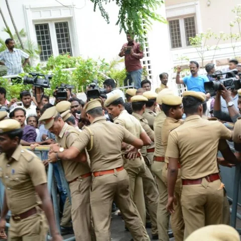போயஸ் கார்டனில் செய்தியாளர்கள் தாக்கப்பட்ட விவகாரத்தில் வழக்குப் பதிவு!