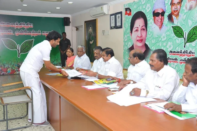 `அமெரிக்காவிலிருந்து நேராகக் குதித்துவந்து சீட் கேட்கவில்லை’ - வாரிசு அரசியல் பற்றி ஓ.பி.எஸ் மகன்