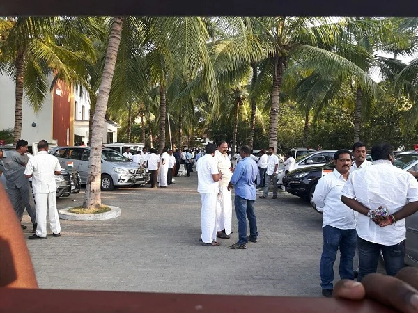 இனி எத்தனை நாட்கள் ரிசார்ட்டில் தங்குவோமோ? - எம்.எல்.ஏ.க்கள் புலம்பல்!