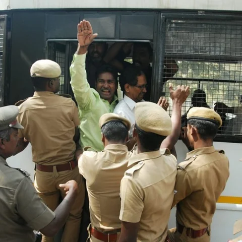 மதுரை கலெக்டரிடம் மனு அளிக்க வந்தபோது முகிலன் திடீர் கைது!