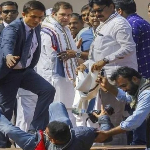தடுமாறி விழுந்த போட்டோகிராஃ-பர்; பதறிய ராகுல் காந்தி!