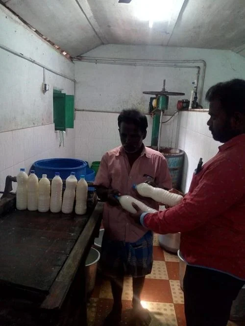 இங்கு யாரும் வாட்டர் பாட்டில் வாங்க மாட்டார்களாம்! - மோர் வாசம் மணக்கும் ஊத்துக்குளி #MyVikatan