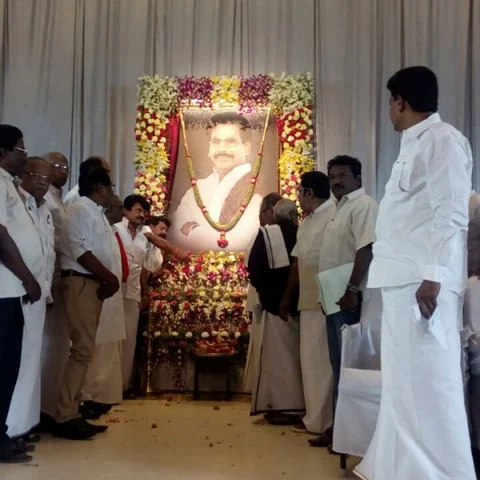 'சசிகலாவுக்கு 35 ஆண்டுகளாக நிம்மதி இல்லை..! ' - நடராசன் படத்திறப்பு விழாவில் கண்ணீர் விட்ட திவாகரன்