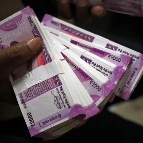 `கட்டுக் கட்டாக பணம்... இரவில் உலா வரும் வெள்ளை ஆம்னி!'- திருவாரூரில் `ஆபரேஷன் ஆயிரம்'