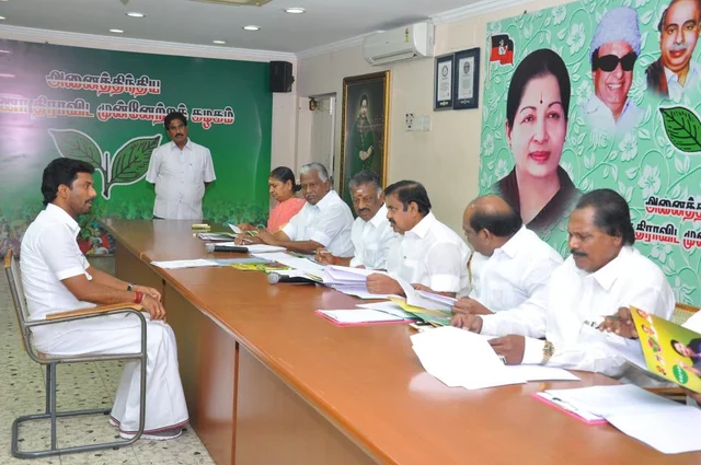 `அமெரிக்காவிலிருந்து நேராகக் குதித்துவந்து சீட் கேட்கவில்லை’ - வாரிசு அரசியல் பற்றி ஓ.பி.எஸ் மகன்
