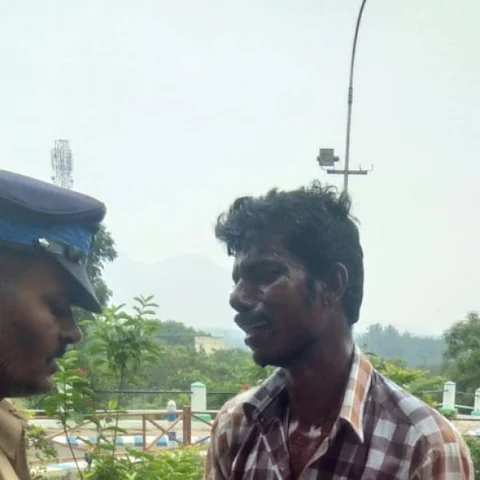 ``காதலியுடன் சேர்த்துவையுங்கள்!’’ - கலெக்டர் அலுவலகத்தில் உயிரை மாய்க்க முயன்ற இளைஞர்