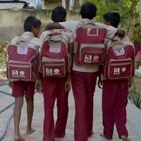 ஜெயலலிதா படம்போட்ட புத்தக பைகள் மாணவர்களுக்கு விநியோகம்!