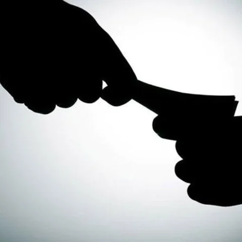 `வீடு கட்ட அனுமதிக்கணும்னா 12 ஆயிரம் கொடு! - கையும்களவுமாக சிக்கிய ஊராட்சி செயலாளர்