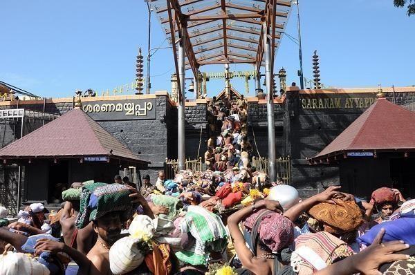 சபரிமலையில் பதற்றம்! - அதிகாலையில் தரிசனம் செய்த இரு பெண்கள்