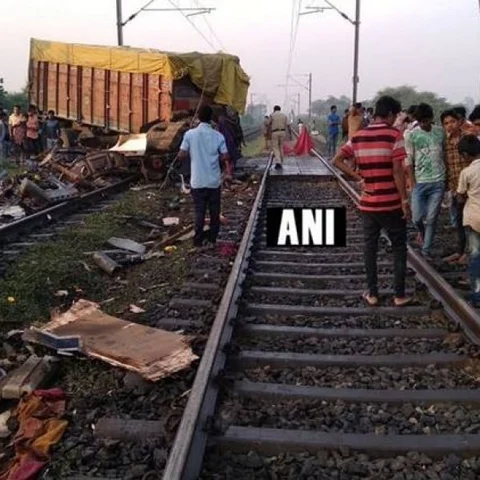 மத்தியப்பிரதேசத்தில் ரயில் மீது மோதிய கனரக வாகனம்; தடம்புரண்ட பெட்டிகள்!