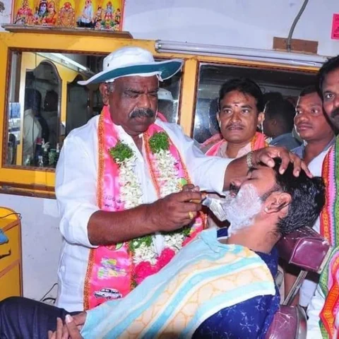 `ஷேவிங்; ஊட்டிவிடுதல்; குளிப்பாட்டல்’ - தேர்தலுக்காக தெலங்கானா வேட்பாளர்கள் செய்யும் அட்டூழியம்!