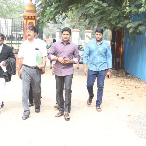ஜெ. மரணம் தொடர்பாக ஆஜர்! விவேக் ஜெயராமனிடம் ஆறுமுகசாமி விசாரணை