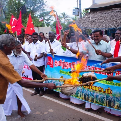 `ஹைட்ரோகார்பன் திட்டத்தை ரத்துசெய்யுங்கள்' - தீப்பந்தம் ஏந்திப் போராடிய கம்யூனிஸ்ட் கட்சியினர்!