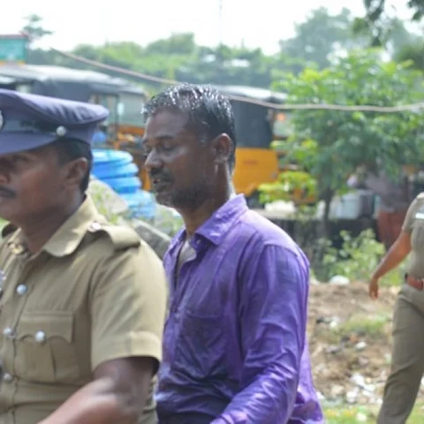 `அதிகாரிகள் அலைக்கழிக்கிறாங்க!’ - விருதுநகர் ஆட்சியர் அலுவலகத்தில் தீக்குளிக்க முயன்ற நபர்