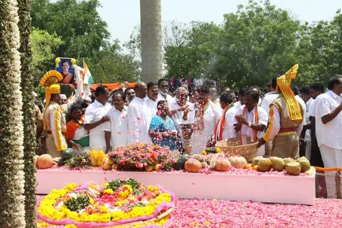 முன்னாள் பிரதமர் ராஜீவ் நினைவிடத்தில் சரப்ஜித் சகோதரி மலரஞ்சலி