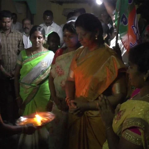 வீடுவீடாகச் சென்று வாக்கு சேகரித்த ஓ.பி.எஸ் மருமகள்.!