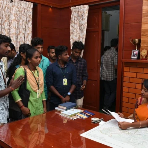 `தினமும் 200 ரூபாய் கட்டணம், பஸ் பாஸ் வாங்கித்தாங்க!' - கலெக்டரிடம் முறையிட்ட மாணவர்கள்