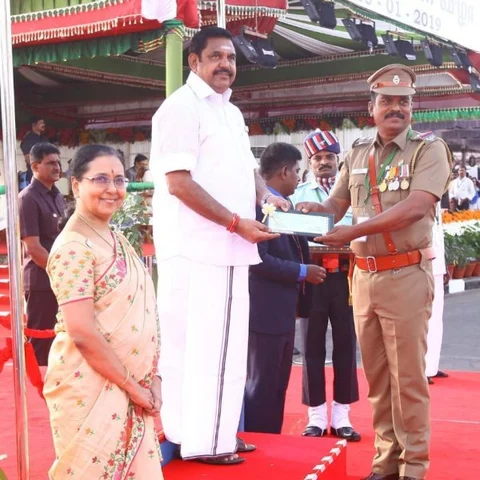 `மக்களின் வலியை உணர்ந்தாலே போதும்!' - `காந்தியடிகள் காவலர் பதக்கம்' வென்ற திருக்குமார்