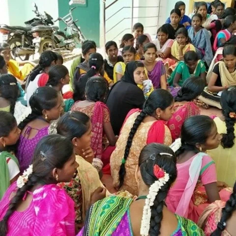 `அராஜகத்தில் ஈடுபடும் மாணவர்களை வெளியேற்றுங்கள்!’ - மாணவிகள் போராட்டத்தால் அதிர்ந்த திருமங்கலம் அரசுக் கலைக்கல்லூரி
