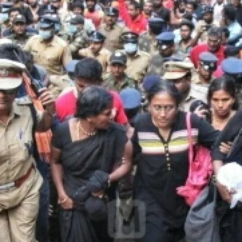 தீவிரமான போராட்டம் - சபரிமலை சென்ற தமிழக பெண்கள் சன்னிதானம் செல்லமுடியாமல் திரும்பினர்!