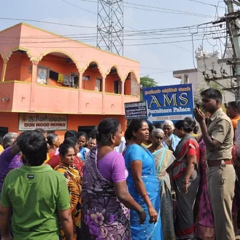 ‘சிட்டுக்குருவிகள் சாகும்... புற்றுநோய் வரும்!’- ஜியோ டவர் அமைக்க வேலூர் பெண்கள் எதிர்ப்பு