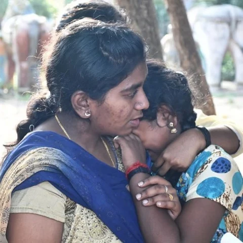 `எங்க அம்மாவைக் கண்டுபிடித்து தாருங்கள்!’ - கதிராமங்கலத்தில் போராடும் பெண் குழந்தைகள்