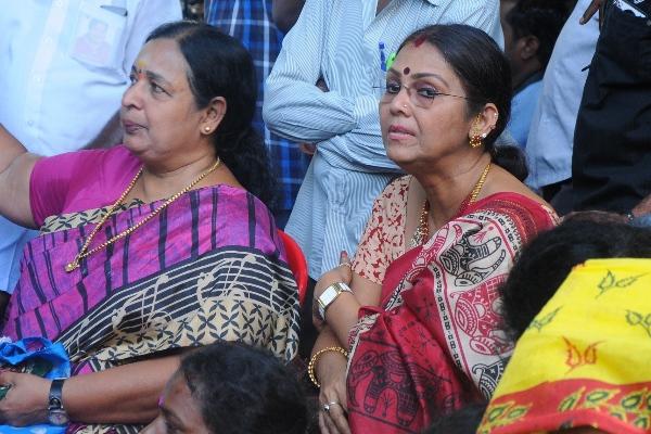 `ஓ.பி.எஸ் மகன் திடீரென கட்சிக்குள் வந்துவிடவில்லை’ - வாரிசு அரசியல் குறித்து பாத்திமா பாபு