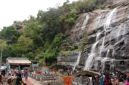 வாட்டி வதைக்கும் கோடை... குற்றால அருவியில் அலைமோதும் கூட்டம் (படங்கள்)