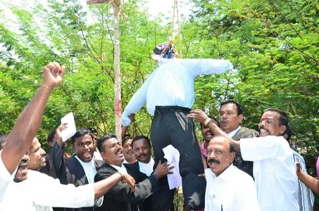 ராஜபக்சேவுக்கு தூக்கு தண்டனை: சர்வதேச மாதிரி நீதிமன்றம் தீர்ப்பு !