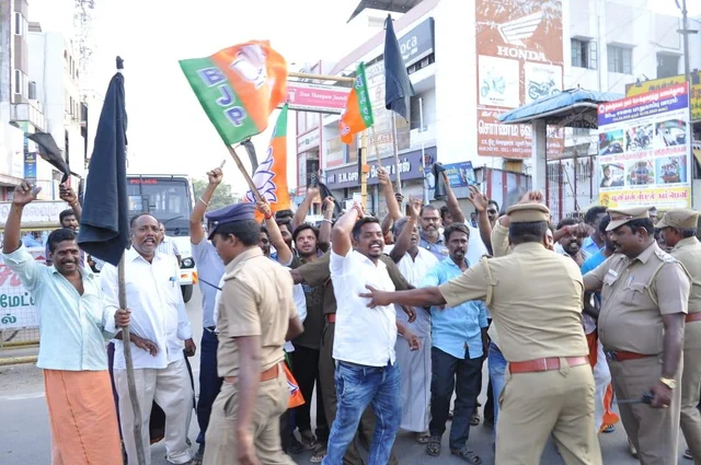 வைகோவுக்கு எதிர்ப்பு - திண்டுக்கல்லில் ம.தி.மு.க கொடிகளைப் பிடுங்கி எறிந்த பா.ஜ.க தொண்டர்கள்!