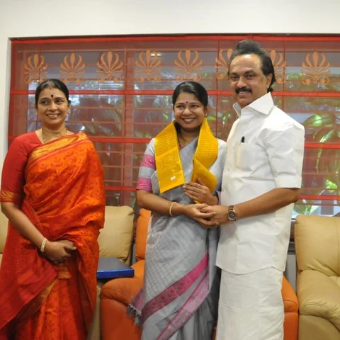 கருணாநிதி, ஸ்டாலினைச் சந்தித்து ஆசி பெற்ற கனிமொழி..!