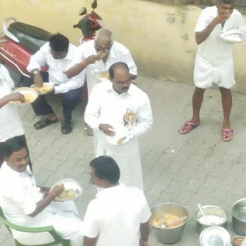 புளிசாதம் சாப்பிடலாம்... வாட்ஸப் சாட் பண்ணலாம்... அ.தி.மு.க-வினருக்கு உண்ணாவிரத யோசனைகள்!
