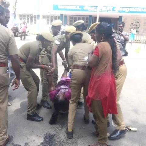 காவல் துறையைக் கண்டித்து கலெக்டர் அலுவலகத்தில் தீக்குளிக்க முயன்ற பெண்!