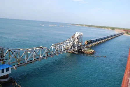 ராமேஸ்வரம் பாம்பன் பாலத்திற்கு வெடிகுண்டு மிரட்டல்!