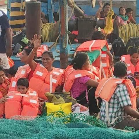 கச்சத்தீவு புனித அந்தோணியார் ஆலயத் திருவிழா - 5 ஆண்டுகளுக்குப் பின் நாட்டுப்படகில் பக்தர்கள் பயணம்