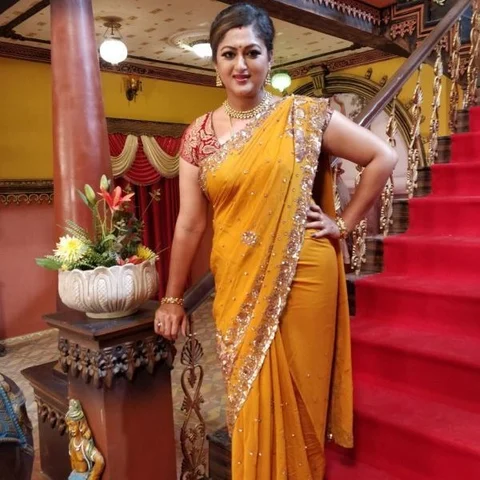 '' தெய்வமகள் டீம் வாட்ஸ்அப் குரூப்ல நடக்குற சேட்டைலாம்..!?'' - 'அண்ணியார்' ரேகா
