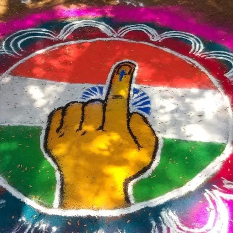 “வாழ்க்கையை அடகு வைக்காதீர்கள்!’’ - தஞ்சை கல்லூரி மாணவிகள் விழிப்புணர்வு கோலம்
