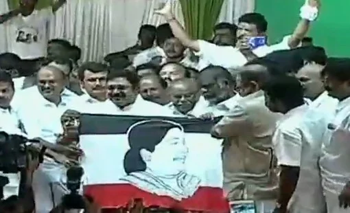 `அம்மா மக்கள் முன்னேற்றக்கழகம்' என்ற இயக்கத்தை அறிவித்தார் தினகரன்! #TTVDinakaran #LiveUpdates
