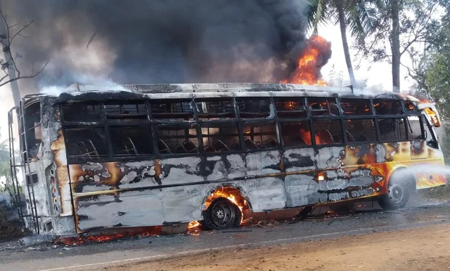 விபத்தில் பலியான கூலித்தொழிலாளி!- பயணிகளை இறக்கிவிட்டு பேருந்தை கொளுத்திய உறவினர்கள்