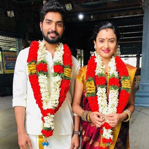 `அதை யாரும் கவனிக்கல, பெற்றோர் பதறிட்டாங்க!’ - திருமண போட்டோ குறித்து ஜனனி விளக்கம்
