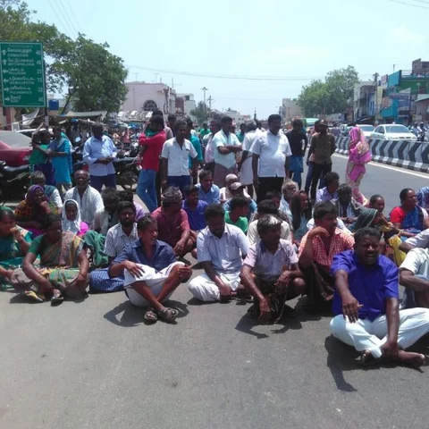 தண்ணீர் பிடிப்பதில் தொடங்கிய வாக்குவாதம், மோதலானது! - சாலை மறியலால் திருப்பூரில் பரபரப்பு!
