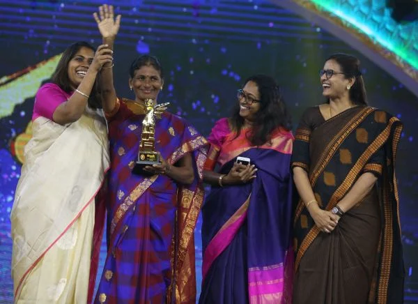 ``எங்களுக்கு யாரும் ஆதரவில்லை; சீக்கிரமே குணமாகி நாப்கின் தயாரிக்கணும்!" - புற்றுநோயில் வாடும் `நாப்கின்' வள்ளி