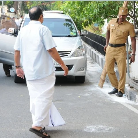 `நான் இன்னும் மீளவில்லை; வாழ்த்த வராதீங்க!' - கருணாநிதி மறைவை நினைத்து கண்கலங்கும் அழகிரி