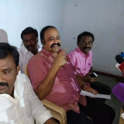 `எடப்பாடி பழனிசாமி ஆசிரியர்களிடம் மன்னிப்புக் கேட்கவேண்டும்' - புகழேந்தி வலியுறுத்தல்!