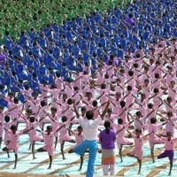 கின்னஸ் சாதனைக்காக 4,000 மாணவர்கள் பங்கேற்ற பிரம்மாண்ட யோகா நிகழ்ச்சி! (படங்கள்)